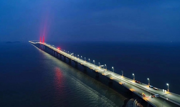 Самый длинный мост в мире соединил Гонконг, Чжухай и Макао (Китай).