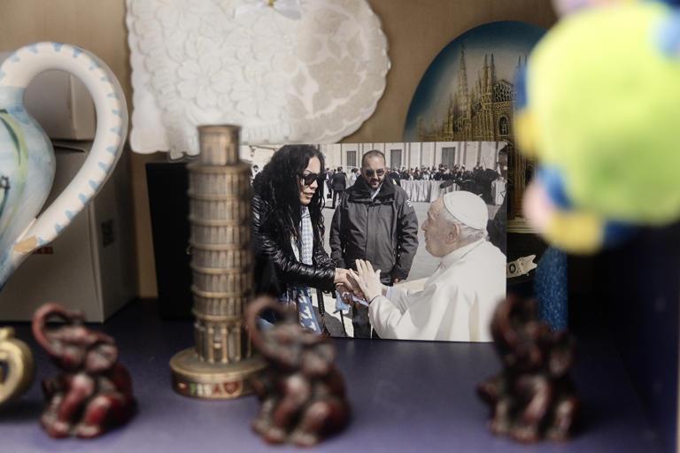 У Клаудии в квартире есть фотография встречи ее подруги Наоми Кабрал с Папой Франциском.