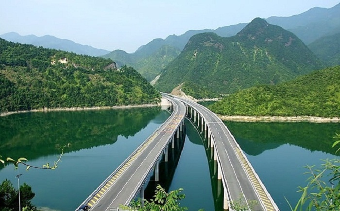 Даньян-Куньшаньский виадук проходит над озерами и реками.